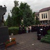 Pomnik Jana Pawła II, przy którym odbył się Apel Jasnogórski, został poświęcony w 2001 r. z okazji 10. rocznicy wizyty papieża