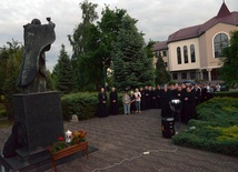 Pomnik Jana Pawła II, przy którym odbył się Apel Jasnogórski, został poświęcony w 2001 r. z okazji 10. rocznicy wizyty papieża