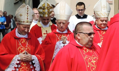 Ks. Witold Grzomba i księża biskupi koncelebrujący Mszę św.