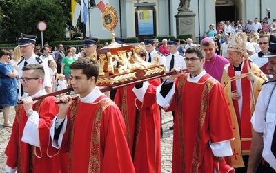 Księża diakoni z relikwiarzem św. Jana Sarkandra