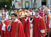 Księża diakoni z relikwiarzem św. Jana Sarkandra