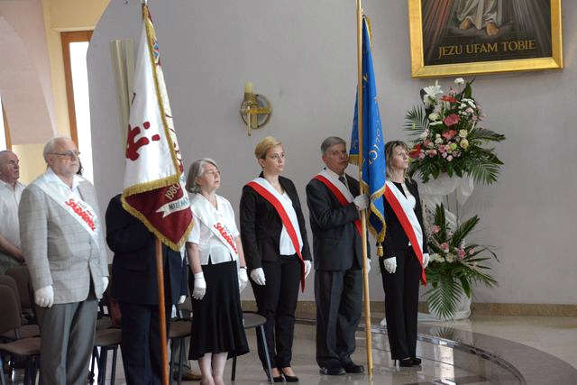 Poczty sztandarowe na Mszy św. inaugurującej Tydzień Społeczny