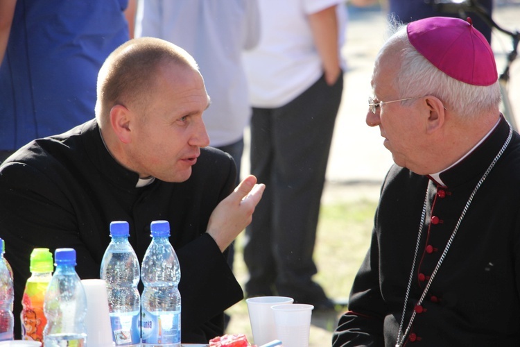 Poświęcenie placu pod budowę kościoła w Skierniewicach