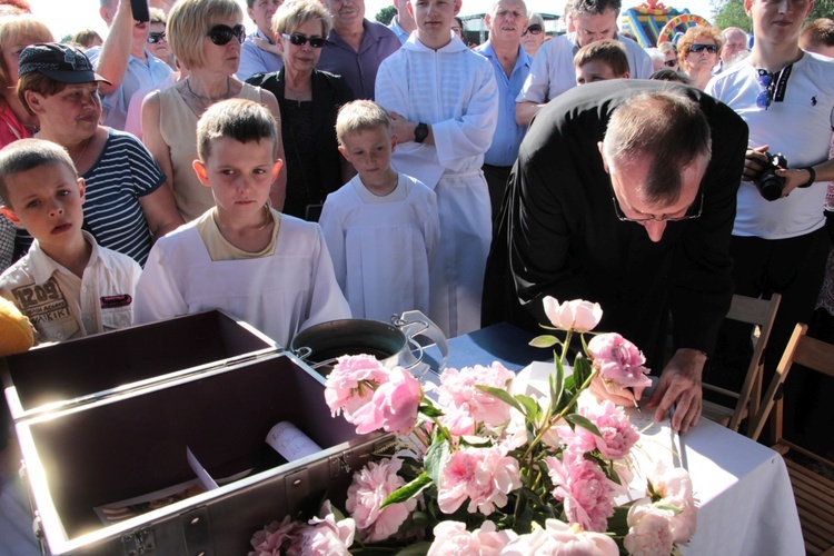 Poświęcenie placu pod budowę kościoła w Skierniewicach