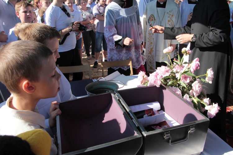 Poświęcenie placu pod budowę kościoła w Skierniewicach