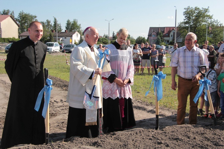 Poświęcenie placu pod budowę kościoła w Skierniewicach