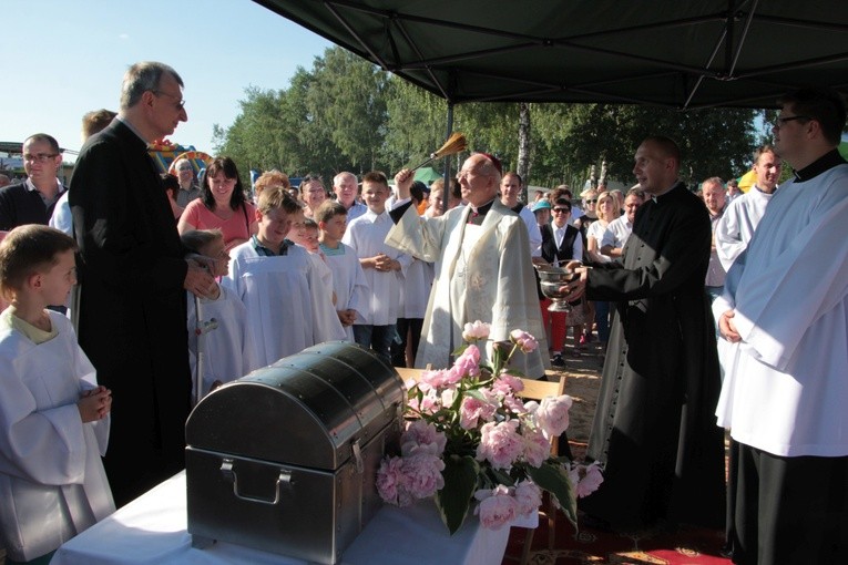 Poświęcenie placu pod budowę kościoła w Skierniewicach