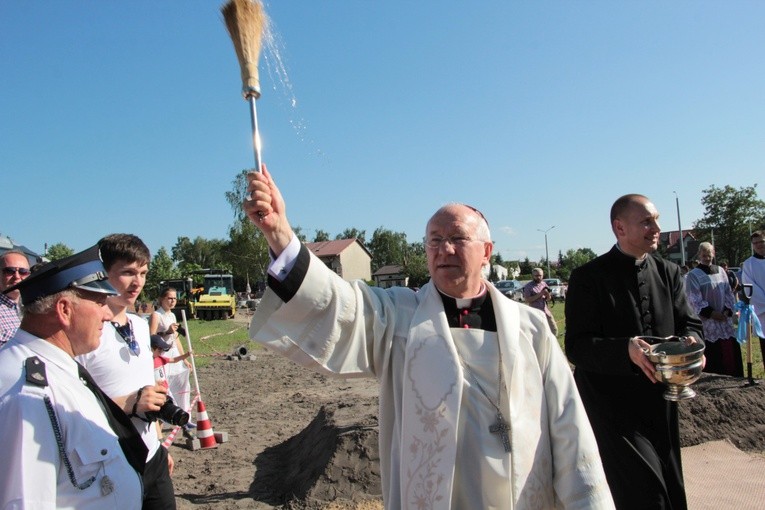 Poświęcenie placu pod budowę kościoła w Skierniewicach