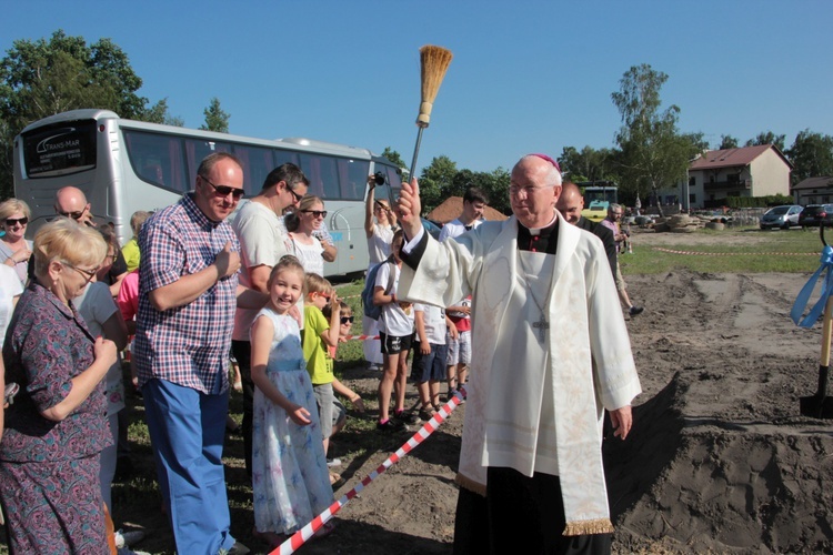 Poświęcenie placu pod budowę kościoła w Skierniewicach