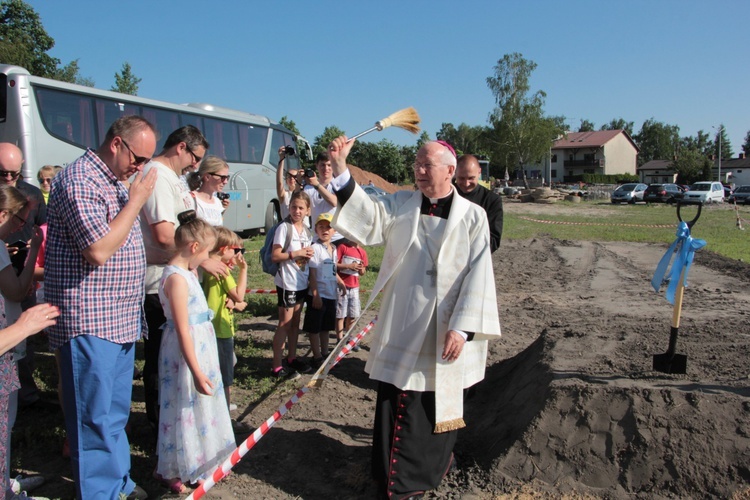 Poświęcenie placu pod budowę kościoła w Skierniewicach