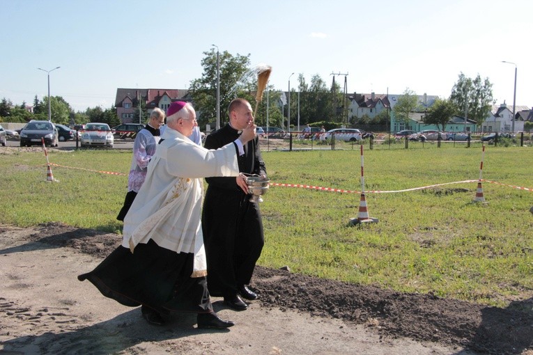Poświęcenie placu pod budowę kościoła w Skierniewicach