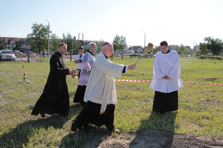 Poświęcenie placu pod budowę kościoła w Skierniewicach