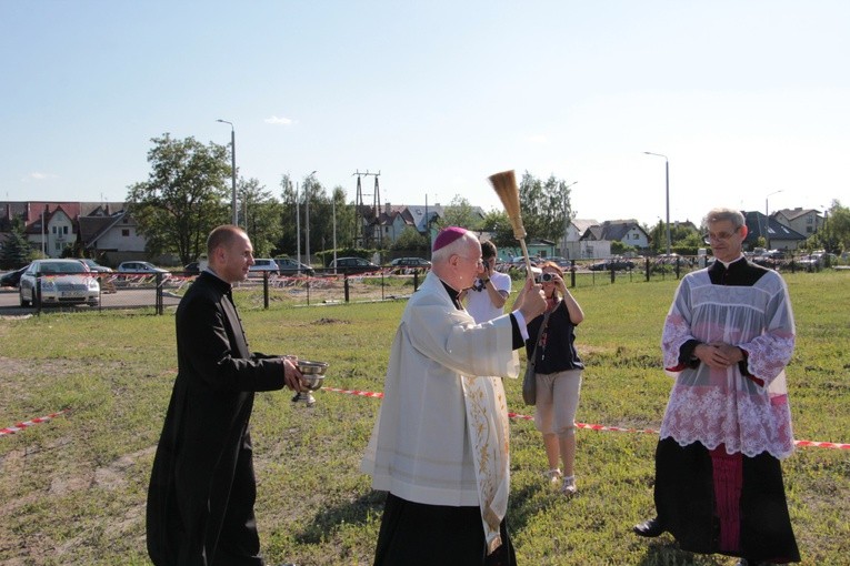 Poświęcenie placu pod budowę kościoła w Skierniewicach