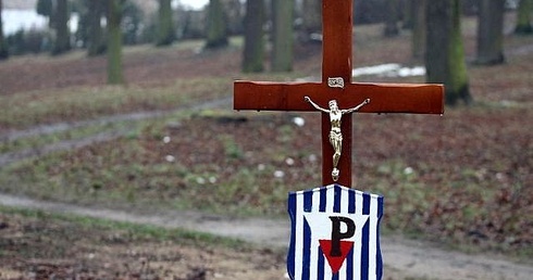 Krzyż na żydowskim cmentarzu