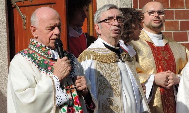 Ks. Władysąłw Zązel (z lewej) i ks. proboszcz Władysław Droździk podczas modlitwy przed przyjazdem Znaków Miłosierdzia