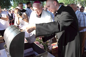 Bp Andrzej F. Dziuba i ks. Rafał Babicki zaglądają do metalowej skrzyni.