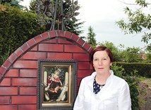 Urszula Majewska po odzyskaniu zdrowia ufundowała maryjną kapliczkę. 