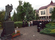 	Apel Jasnogórski przed pomnikiem papieża Polaka przy seminarium.