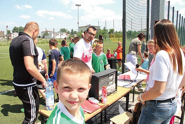 Nad wszystkim czuwał Mariusz Mędra (w środku).