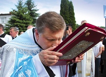 Doba nawiedzenia w każdej parafii rozpoczynała się od bardzo serdecznego gestu – ucałowania przez ks. proboszcza ramy obrazu Matki Bożej i księgi Ewangelii.