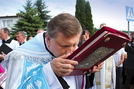 Doba nawiedzenia w każdej parafii rozpoczynała się od bardzo serdecznego gestu – ucałowania przez ks. proboszcza ramy obrazu Matki Bożej i księgi Ewangelii.