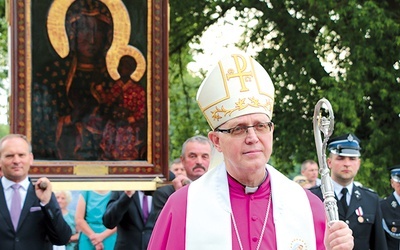 Bp Piotr Libera w procesji Maryjnej w parafii św. Jadwigi Śląskiej w Białej k. Płocka.