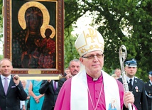 Bp Piotr Libera w procesji Maryjnej w parafii św. Jadwigi Śląskiej w Białej k. Płocka.