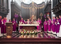 – Dziękuję wszystkim, którzy uczestniczyli w tej Mszy Świętej. Pamięć ludzi bywa bowiem ulotna i topi się jak wiosenny śnieg – mówił metropolita.