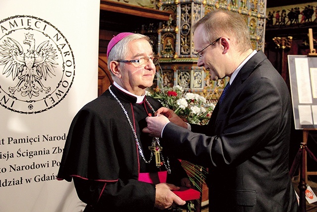 Abp Sławoj Leszek Głódź otrzymał w 2014 r.  w Dworze Artusa nagrodę, przyznaną po raz pierwszy przez Oddział IPN w Gdańsku.