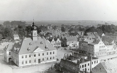 Lubiński rynek w sierpniu 1956 roku. W kilka miesięcy później zniknęły ostatnie kamienice. Zastąpiły je bloki mieszkalne.
