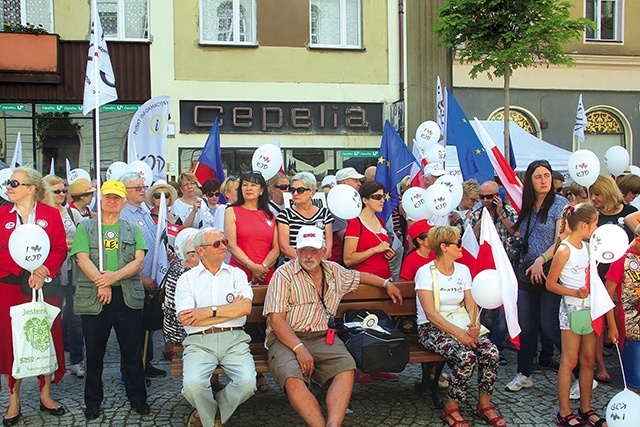 To druga demonstracja KOD w Legnicy. Pierwsza odbyła się w styczniu tego roku.