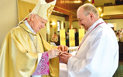 Biskup Ignacy Dec odznaczył Jacka Bialika diecezjalnym pierścieniem św. Stanisława. 
