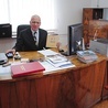 Edward Wołoszyn za biurkiem pamiętającym początki szkoły.