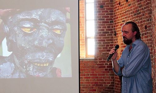 ▲	K. Błażyca propaguje nie tyle fascynację egzotyką Afryki, co zainteresowanie się losami jej mieszkańców.