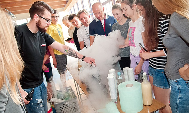 Proste eksperymenty i zabawa przekonują, że przedmioty ścisłe są fajne.