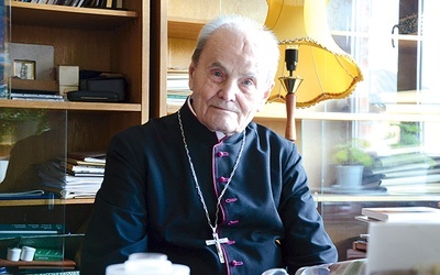 Abp Bolesław Pylak ma 95 lat i jest najstarszym polskim biskupem.