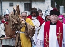 Co roku w ramach warsztatów teatralnych podopieczni  stowarzyszenia wraz ze swym założycielem prowadzą Drogę Krzyżową dla mieszkańców osiedla.