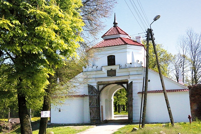 Do pałacu wiodła ozdobna brama.