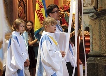 Poczty sztandarowe Dzieci Maryi z różnych parafii diecezji gliwickiej.