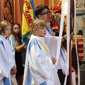 Poczty sztandarowe Dzieci Maryi z różnych parafii diecezji gliwickiej.
