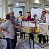 Ankawa obok Erbilu w Iraku. Chrześcijańskie rodziny wygnane z Mosulu i Niniwy odbierają paczki żywnościowe