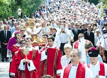 ▲	Diakoni wnieśli relikwie św. Jana Sarkandra i św. Jana Pawła II na Kaplicówkę
