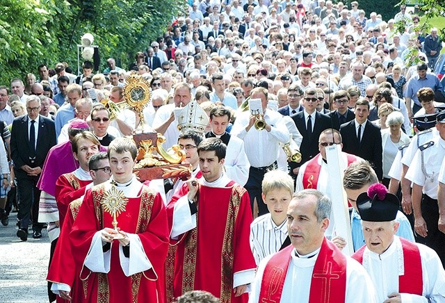 ▲	Diakoni wnieśli relikwie św. Jana Sarkandra i św. Jana Pawła II na Kaplicówkę