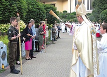 ▲	Bp Roman Pindel poświęcił stacje pierwszej Drogi Światła w Bielsku- -Białej.