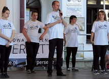 ▲	 Ks. Sebastian Pomper i wolontariusze stowarzyszenia „Persette” na scenie w Skoczowie.