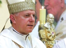 Abp M. Mokrzycki z relikwiami św. Jana Pawła II.