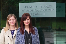 Absolwentki WTL UŚ Paulina Puszcz (z lewej) i Agata Majewska.