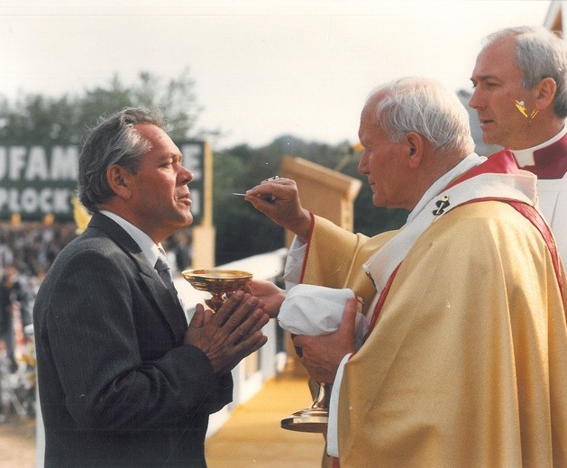 Jan Paweł II udziela Komunii św. Mieczysławowi Kotarbińskiemu w czasie Mszy św. w Płocku, 7 czerwca 1991 r.