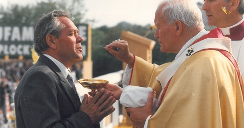 Jan Paweł II udziela Komunii św. Mieczysławowi Kotarbińskiemu w czasie Mszy św. w Płocku, 7 czerwca 1991 r.