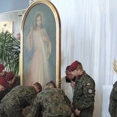 Żołnierze wnieśli obraz Jezusa Miłosiernego do kościoła św. Pawła